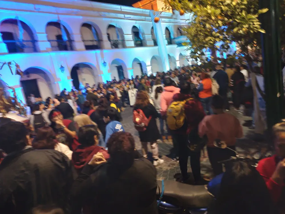 PLAZA 9 de Julio gran cantidad de gente reclama la libertad de los detenidos