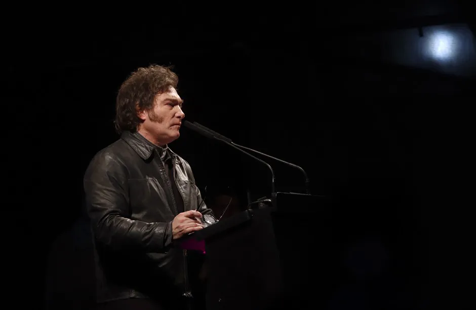 Milei dando un charla y autoelogiándose