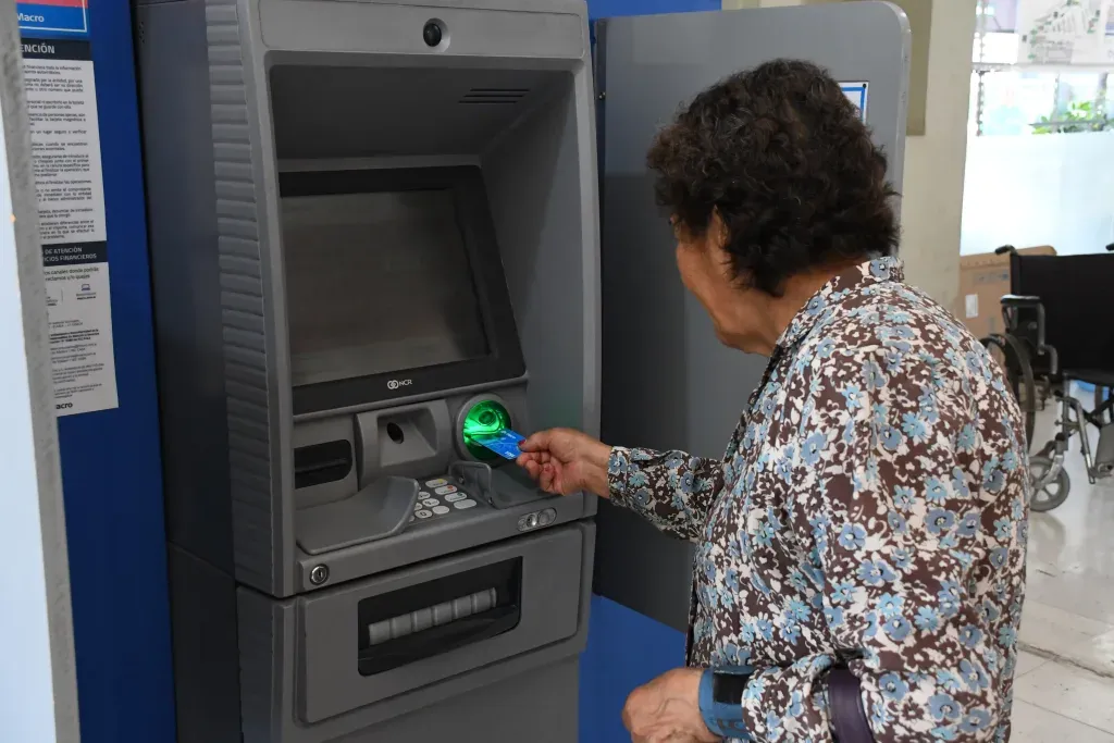 adultos mayores - cajeros - banco