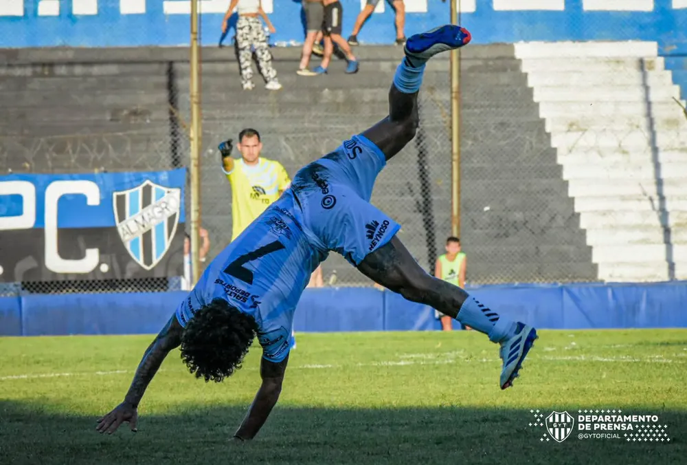 Jonás Aguirre y el festejo de su gol (1)