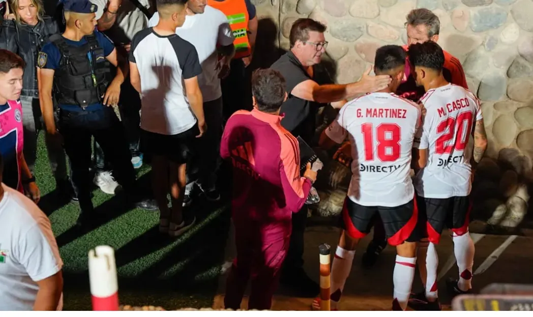 Berti tranquiliza al Pity Martínez y a Casco que querían agarrar a Villa