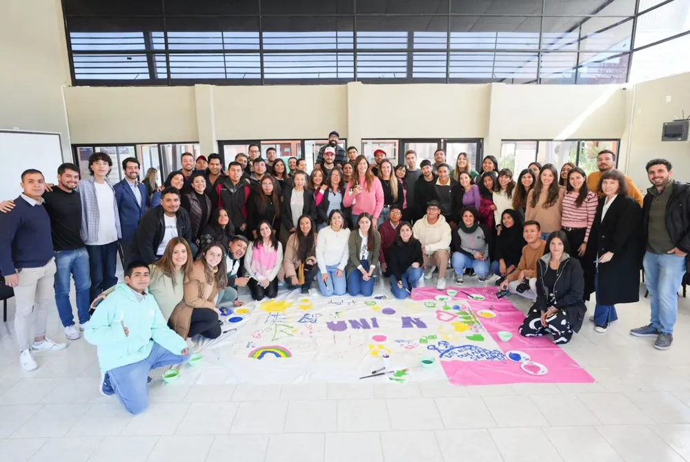 la intendente con jovenes de la zona norte