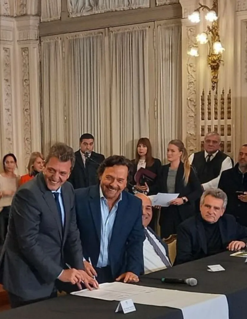 Sáenz firma convenio con Massa en Tucumán