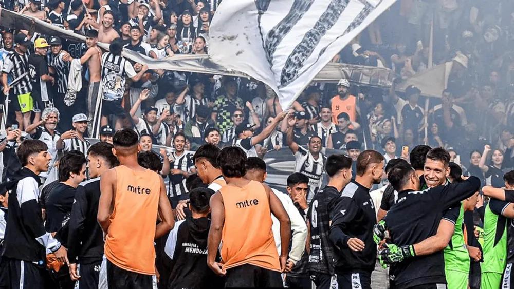 gimnasia-de-mendoza-le-gano-a-dep-madryn-y-jugara-en-la-primera-division_1440x810