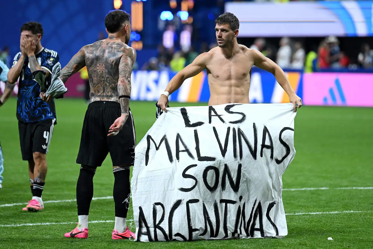 giovani-lo-celso-con-la-bandera-las-malvinas-son-GIP4BFRF7BA6ZFNKPROHGI3R6Y