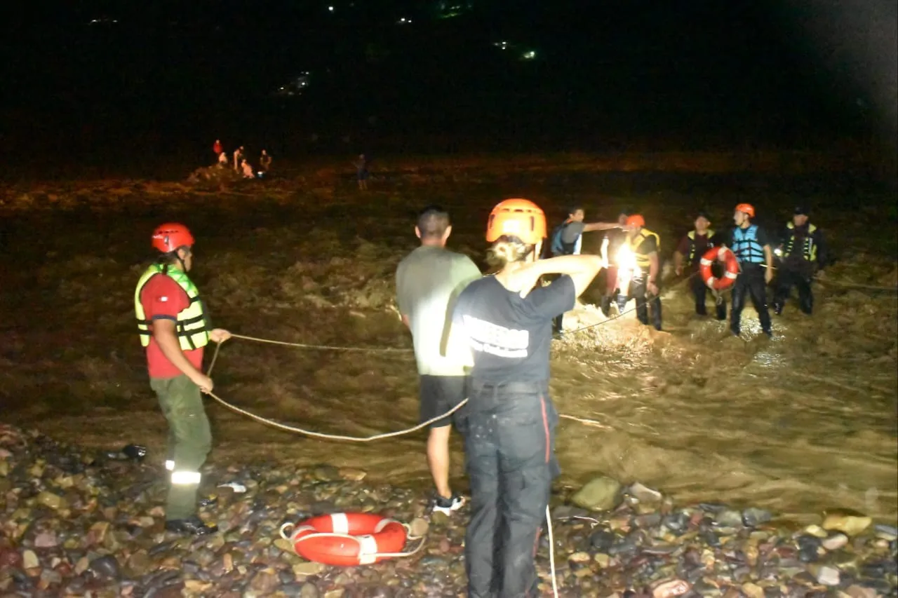 Rescatan a una familia atrapada por la crecida de un río en La Caldera (1)