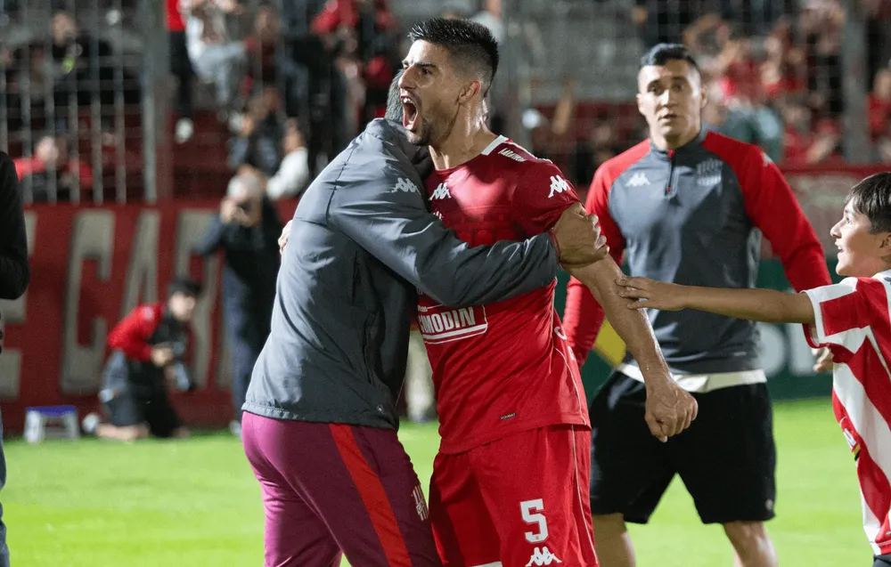 Santiago Briñone recibió un rebote y convirtió para SM de Tucumàn