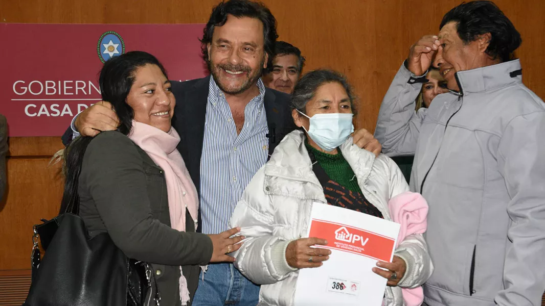 99079-el-gobierno-de-salta-entregara-maniana-318-escrituras-a-familias-de-capital