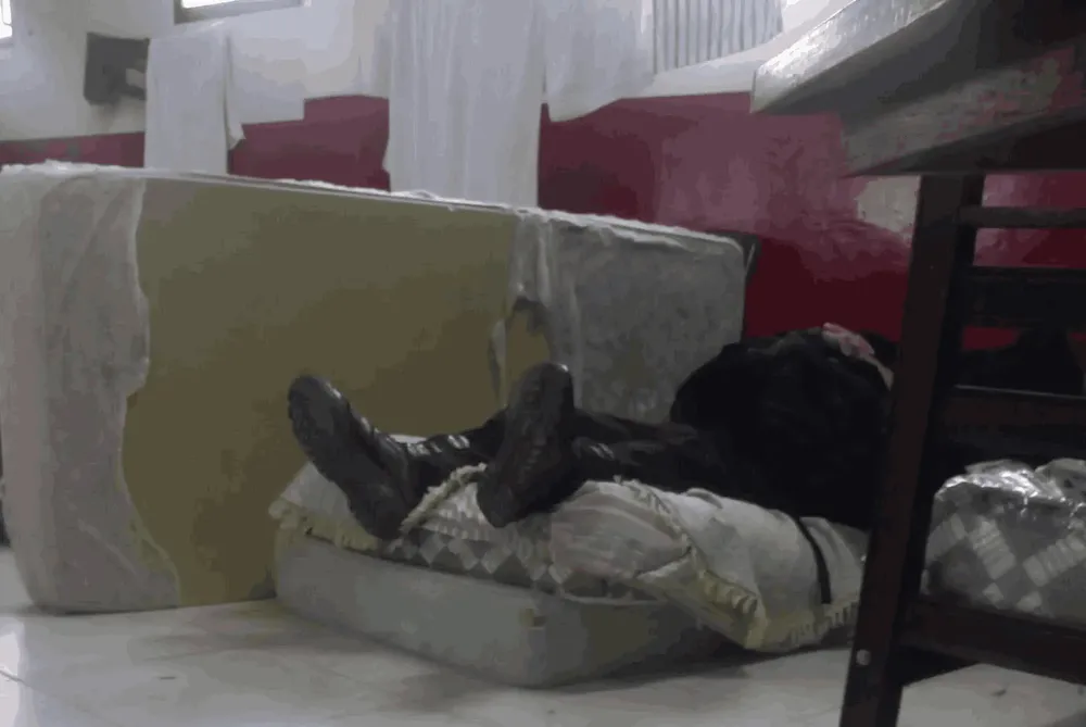 Policías hacinados en Orán