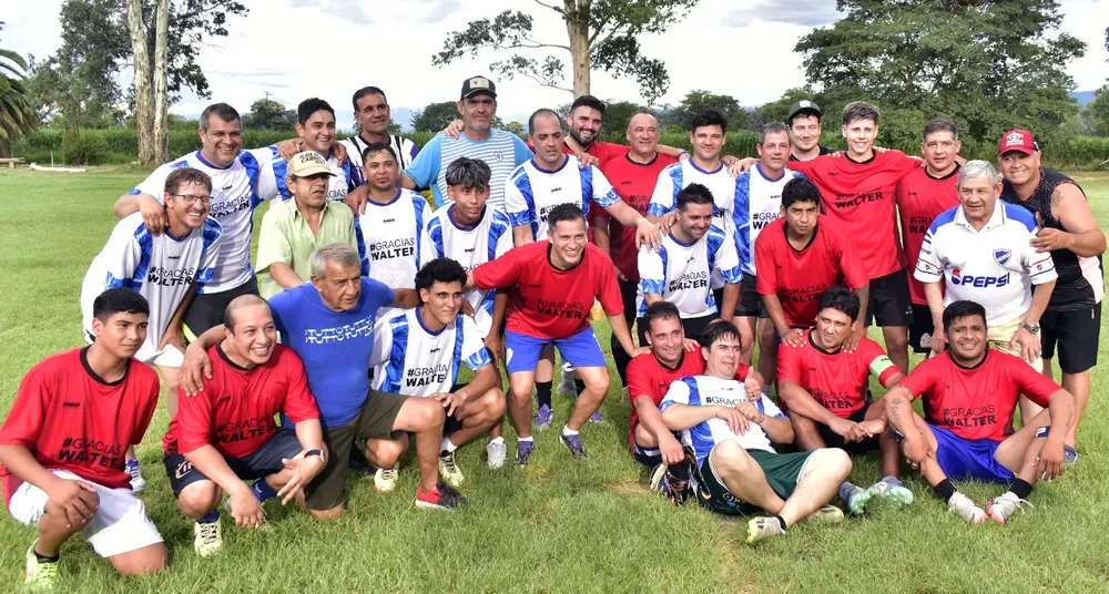 Busse con amigos y colegas que jugaron en el partido despedida
