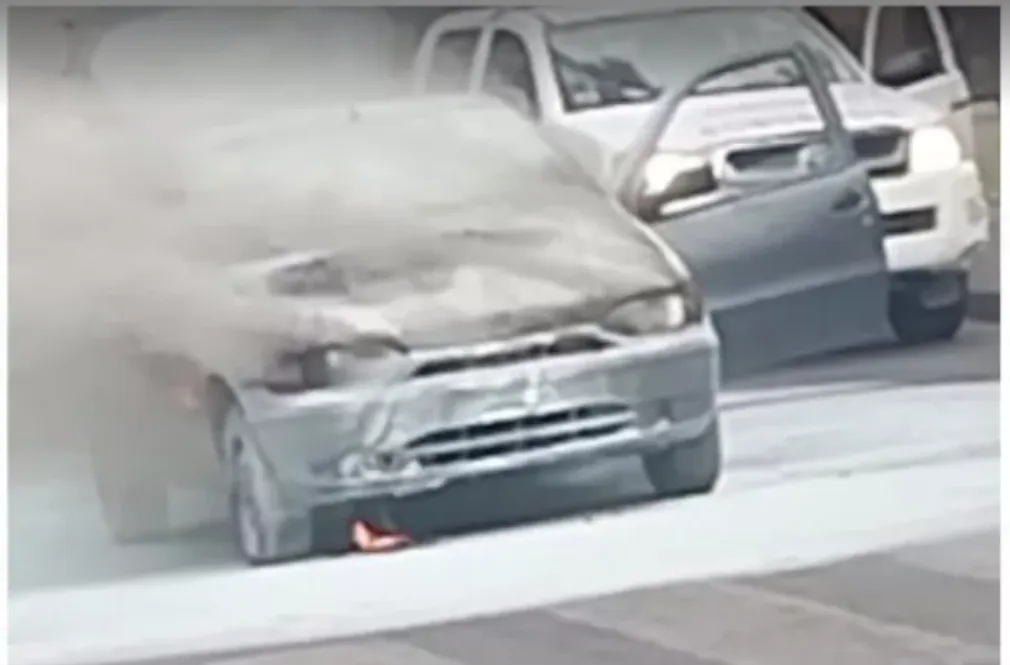 Auto incendiado