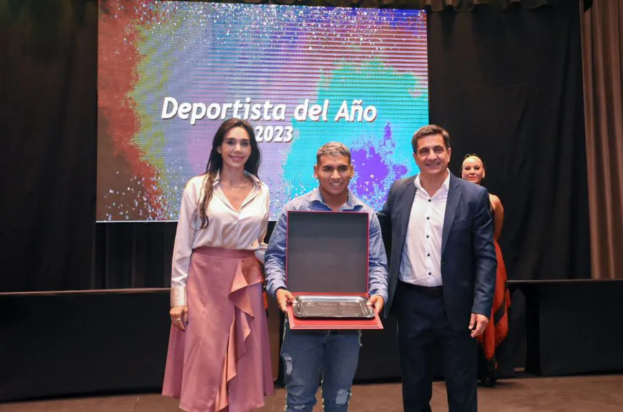 Fabricio El pollo Rojas recibe distinción de Cladia Vásquez y Federico Abud