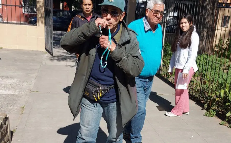 Votante creyente fue con el rosario