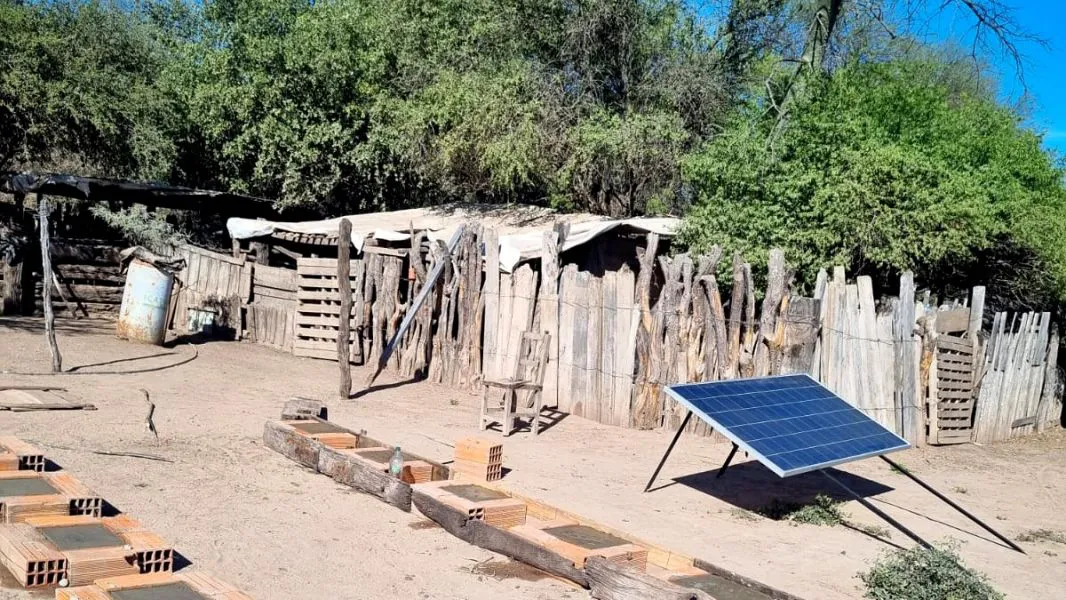 96143-en-pichanal-remsa-entrego-equipos-de-paneles-solares-para-el-paraje-yuchan