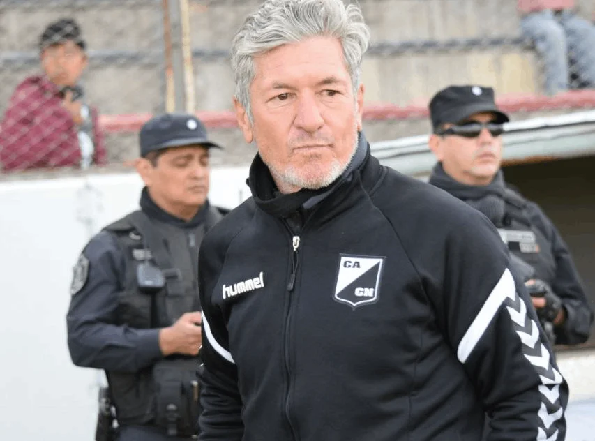Mario Sciacqua con la ropa del cuervo en su último partido