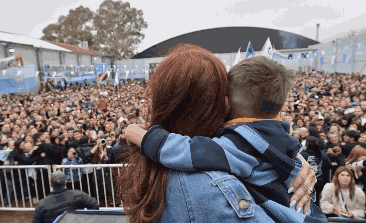 Cristina con un niño en brazos saluda a sus seguidores