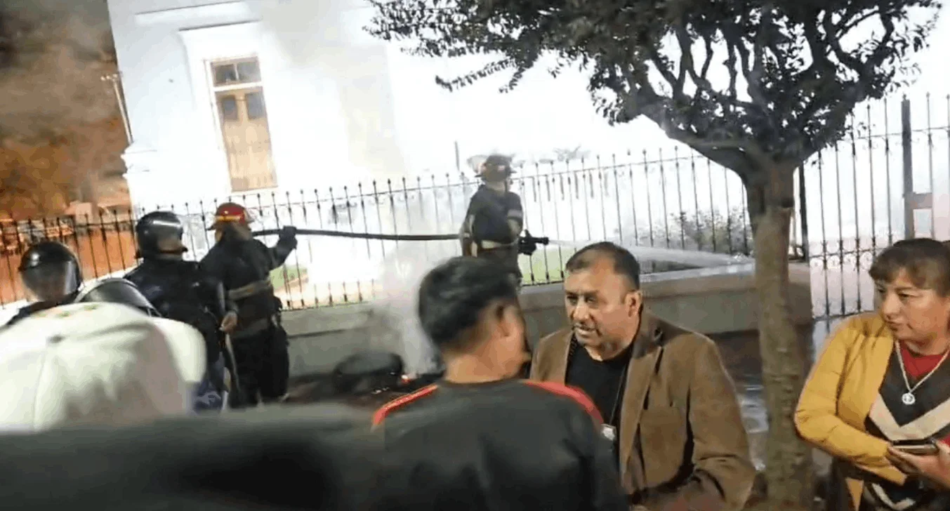 LA MERCED el comisario trata de explicar y calmar a los vecinos que encendieron fogatas frente al municipio