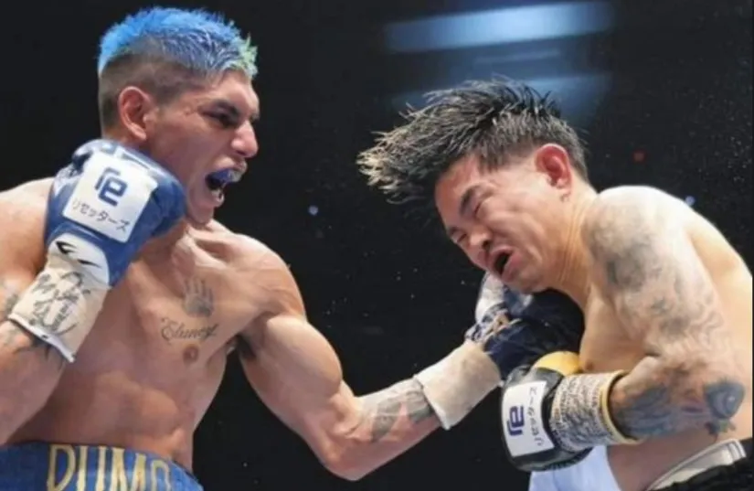 Fernando el pumita martínez golpea con la izquierda a su rival Ioka.com