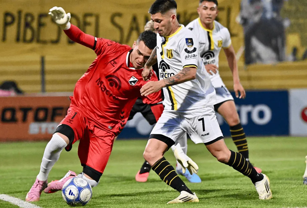 Hass pelea la pelota con Marinucci