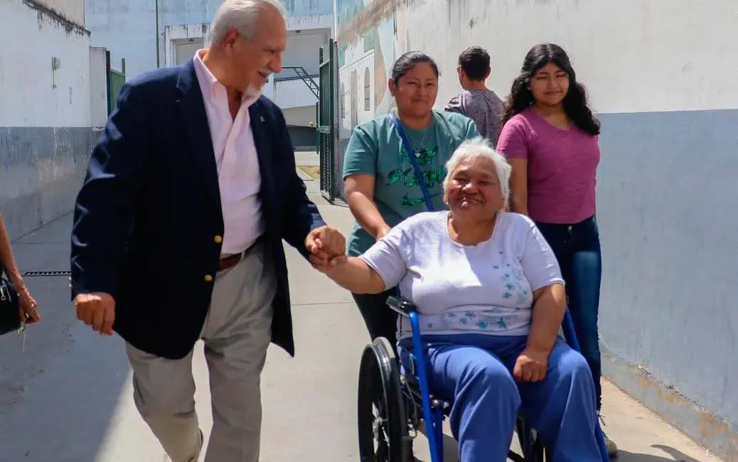Romero saluda a una viejita antes de votar 098