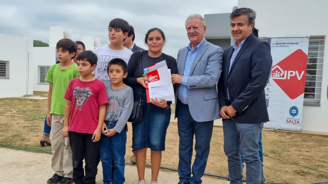 94905-el-gobierno-entrego-34-viviendas-a-familias-de-general-mosconi