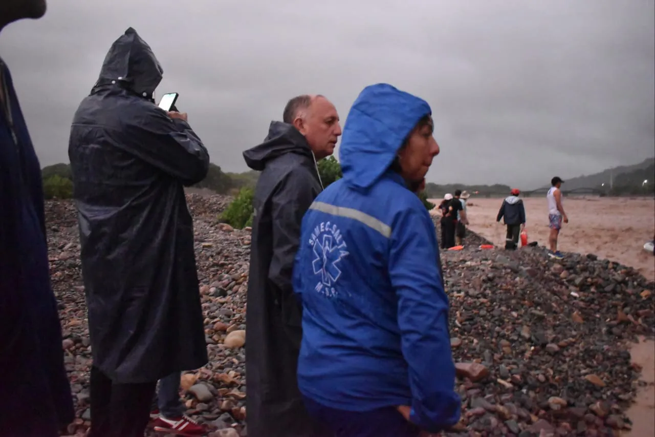 Rescatan a una familia atrapada por la crecida de un río en La Caldera (3)