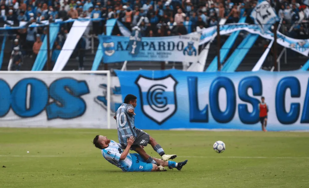 Fabricio Rojas sugre el embate del Vikingo Dematei