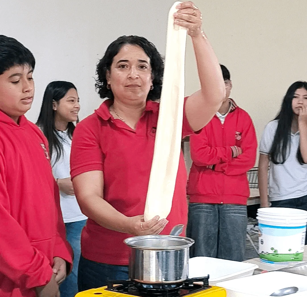 Lorena Carbelli de Quesillo Guemes muestra su producto artesanal