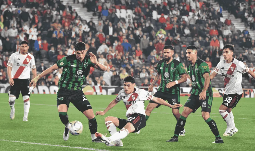 Santiago Lencina abre el marcador con un golazo