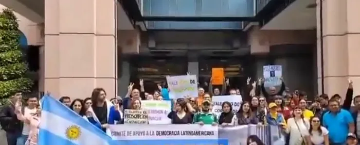 México argentinos repudiando la presencia del juez de Corte Supreema Rosenkrantz