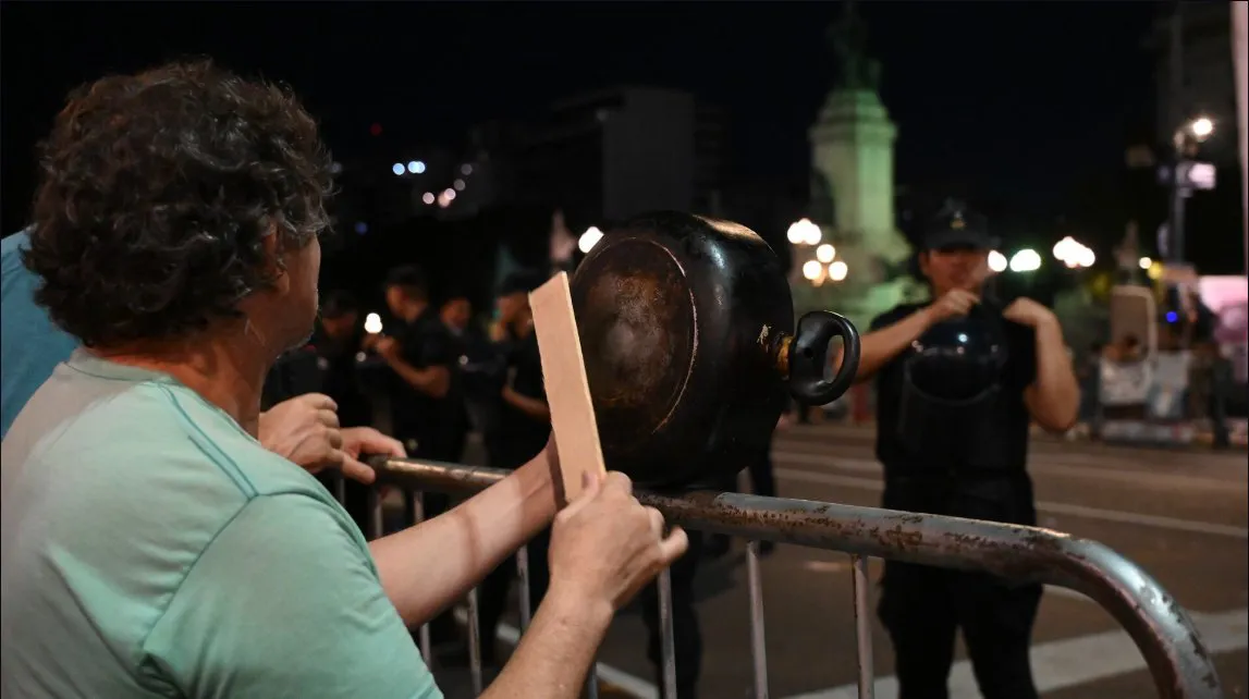 MILEI Cacelorazos afuera del Congreso- foto Rodrigo Abd- Agencia AP