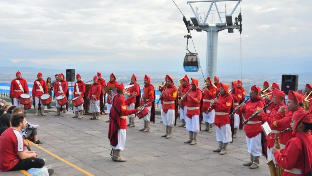 95808-teleferico-san-bernardo-se-suma-a-las-celebraciones-por-la-revolucion-de-mayo