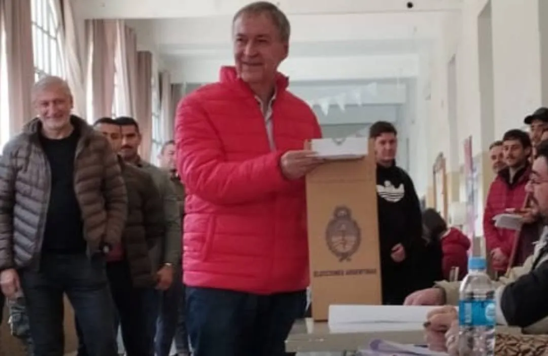 ELECCIONES Juan Schiaretti votando - atrás el Pichi Campana