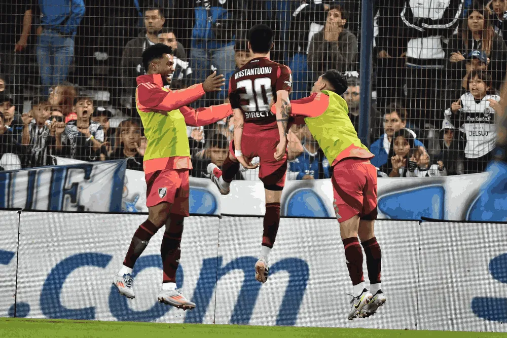 RIVER- Mastantuono festeja su gol
