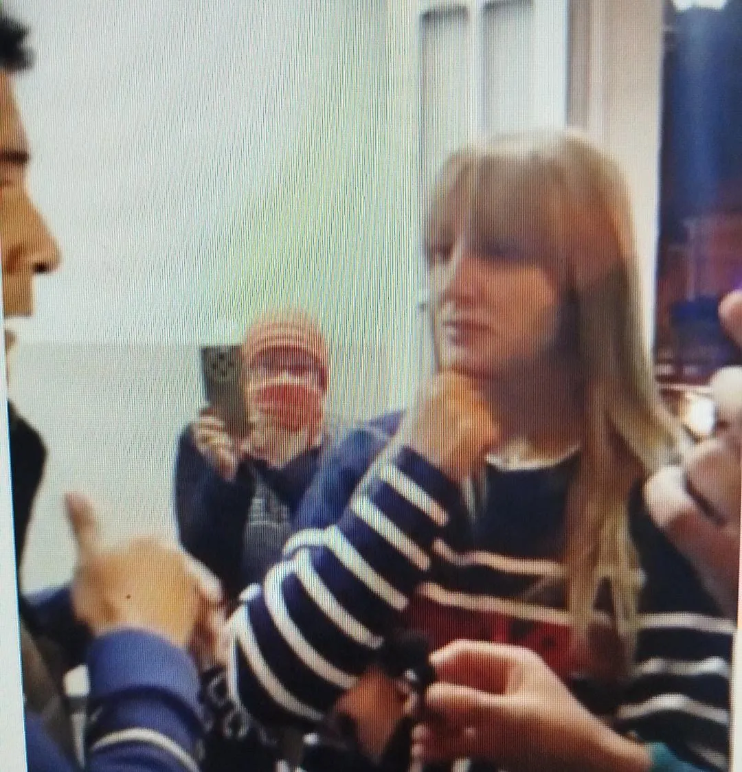 Laura Cartuccia escucha atentamente al comisario del operativo