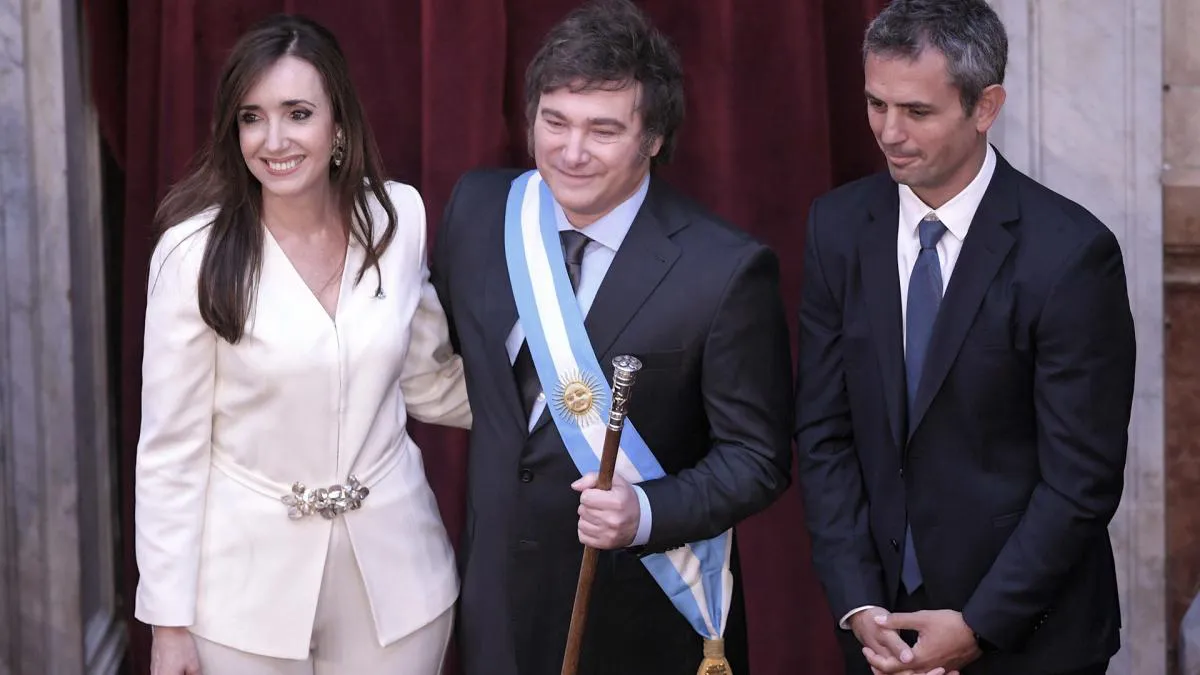 Milei con Victoria Villarreul y el presidente de Diputados Martín Menem