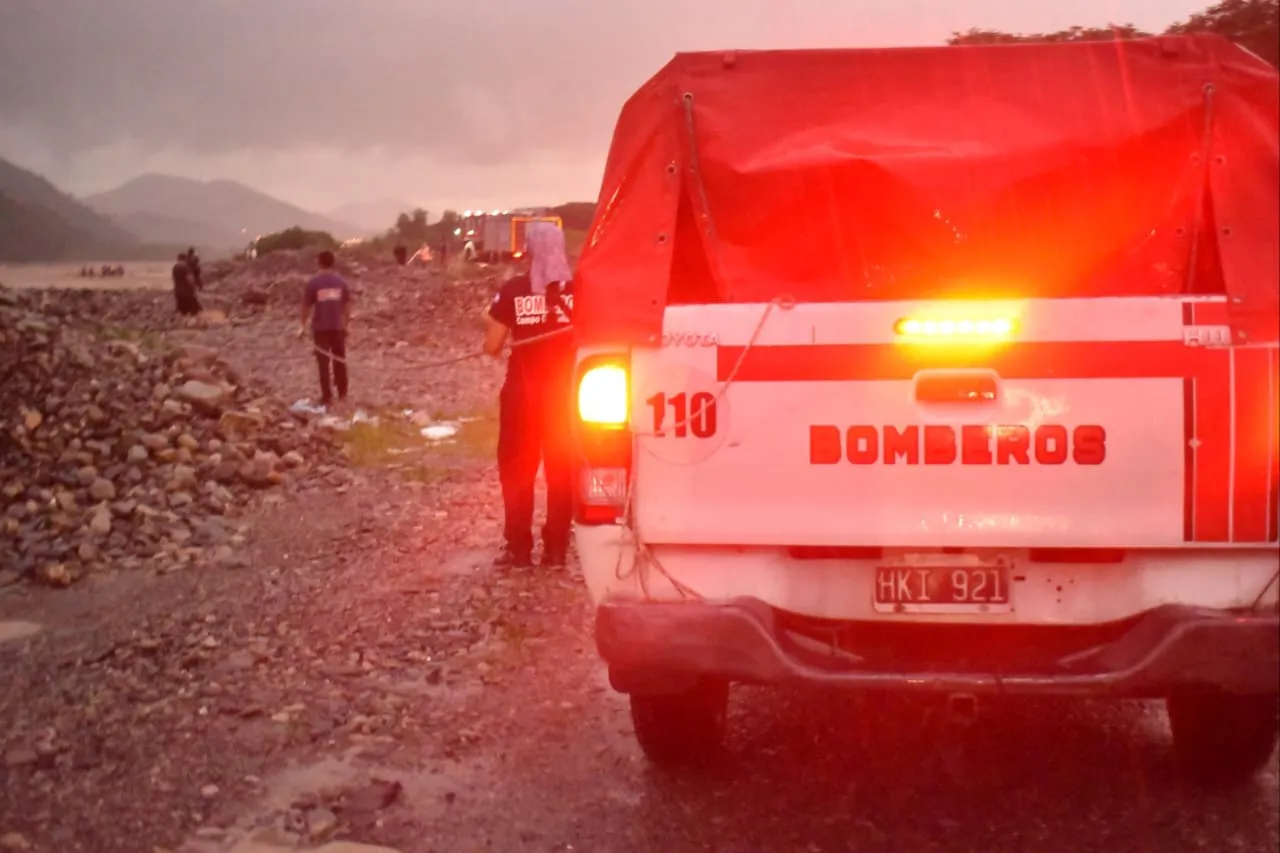 Rescatan a una familia atrapada por la crecida de un río en La Caldera (6)