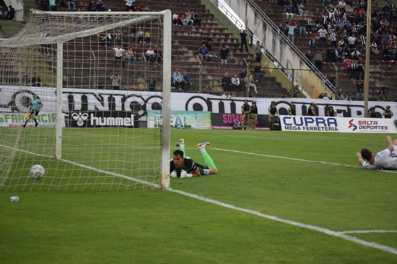 Gol de cabeza de Germán Lesman (2)