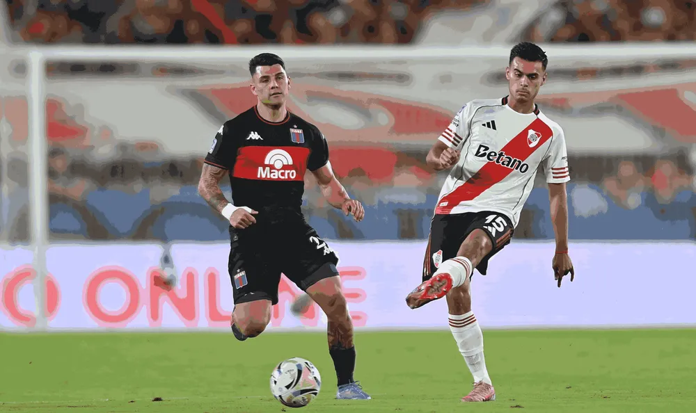 Fausto Vera patea ante la marca de Russo -Tigre goleó a River en el Monumental