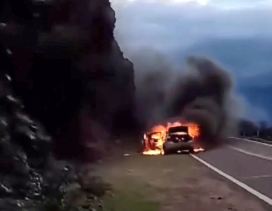 vehiculo incendiado en Cafayate