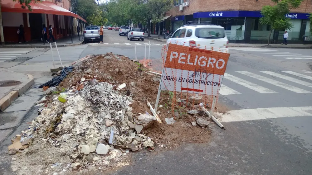 Escombros en Rivadavia y Balcarce