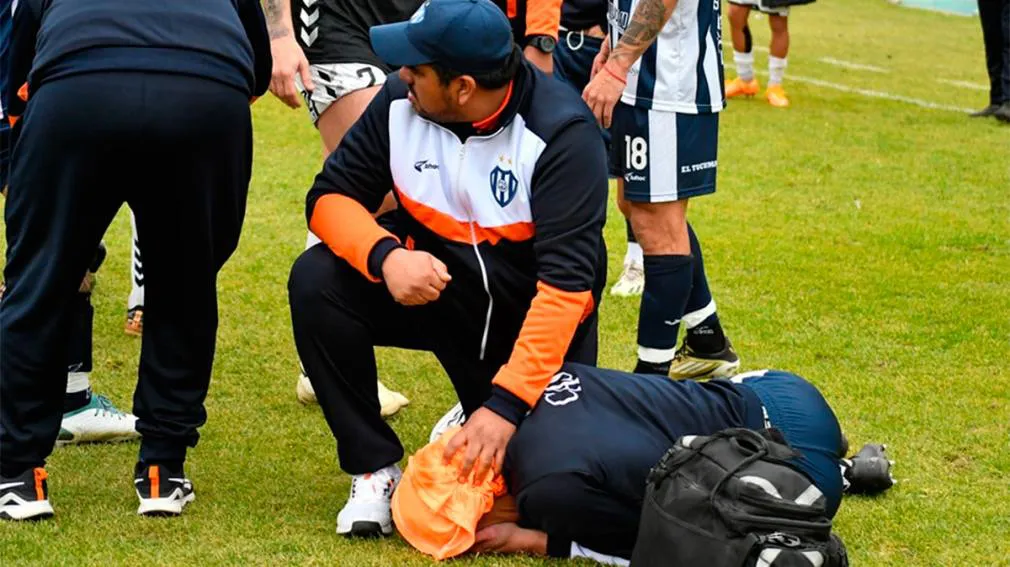 beterette jugador de sarmiento en el piso