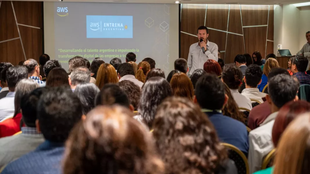 98840-modernizacion-y-amazon-web-services-presentaron-una-plataforma-gratuita-de-cursos-sobre-tecnologia-e-inteligencia-artificial