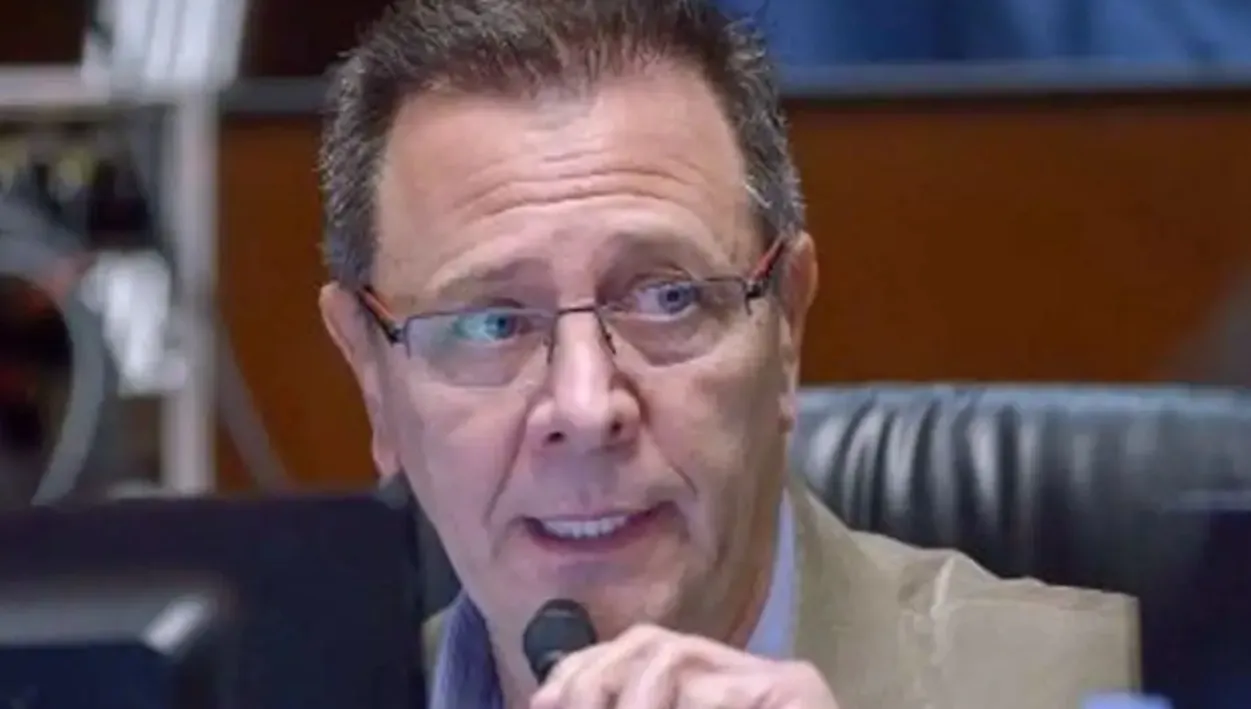 Oscar Zago convirtió su reemplazo en escándalo