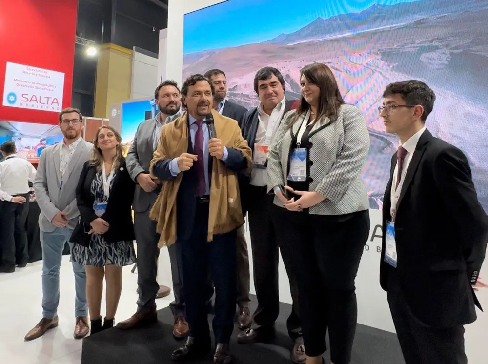 multimedia.normal.80afbca8d4cd240f.U8OhZW56IGVuIGxhIEV4cG9zaWNpw7NuIE1pbmVyYSBBcl9ub3JtYWwud2VicA==