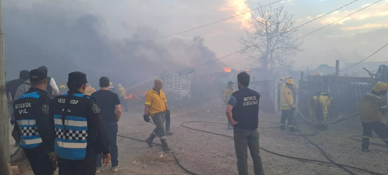 13475-intenso-trabajo-para-sofocar-distintos-focos-de-incendio-en-capital-y-valle-de-lerma
