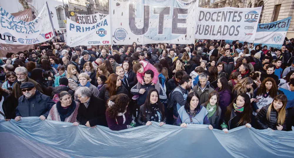 embestida-tierra-portena-ute-ctera-desplego-una-movilizacion-los-gobiernos-horacio-rodriguez-larreta-y-maria-eugenia-vidal-anclaron-la-adhesion-al-paro-ayer-el-35-y-el-40-respectivamente