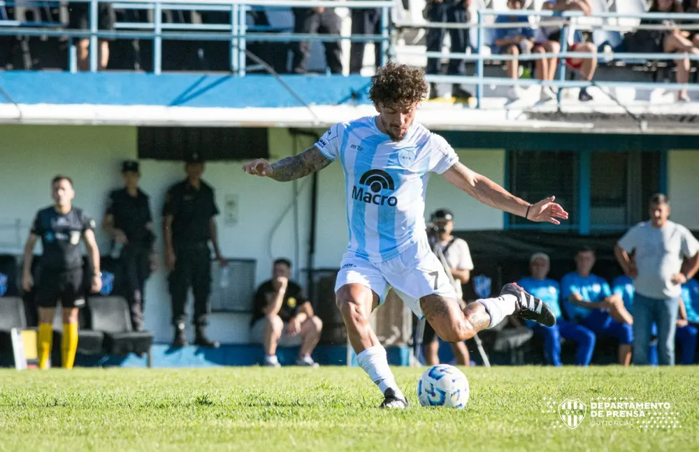 Jonás Aguirre y el festejo de su gol (3)