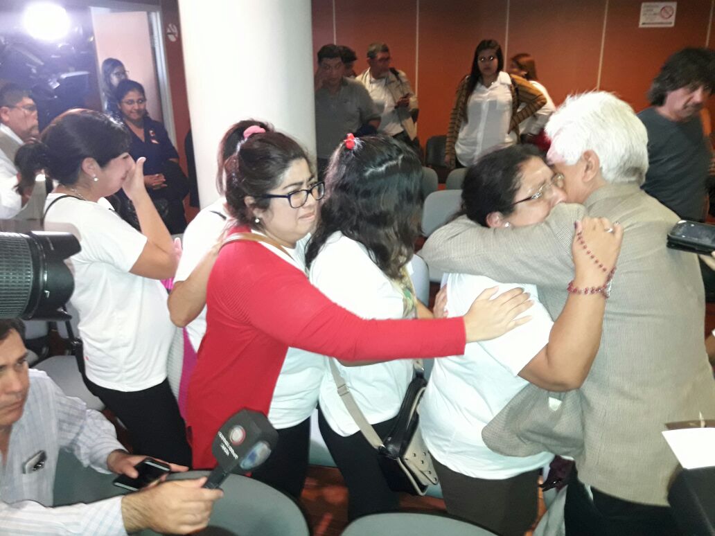 Abrazo de familiares