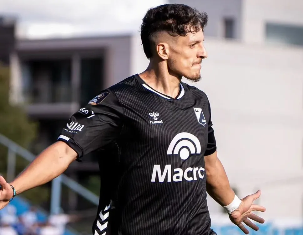 Julián López y un gol importante en el clásico ante Gimnasia y Tiro